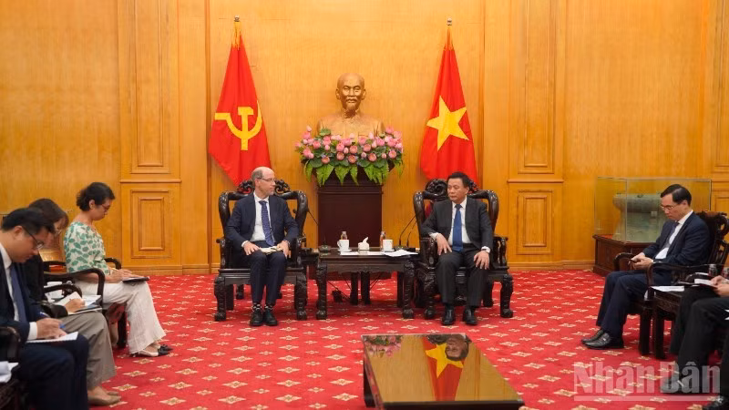 阮春胜教授会见谷歌负责政府事务与公共政策的副总裁多伦·阿夫宁。