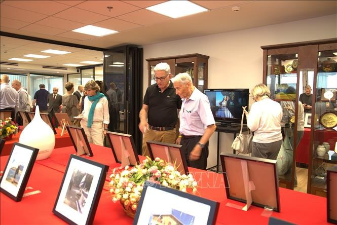 国际友人参观“人生的回响”的摄影艺术展。（图片来源：越通社）