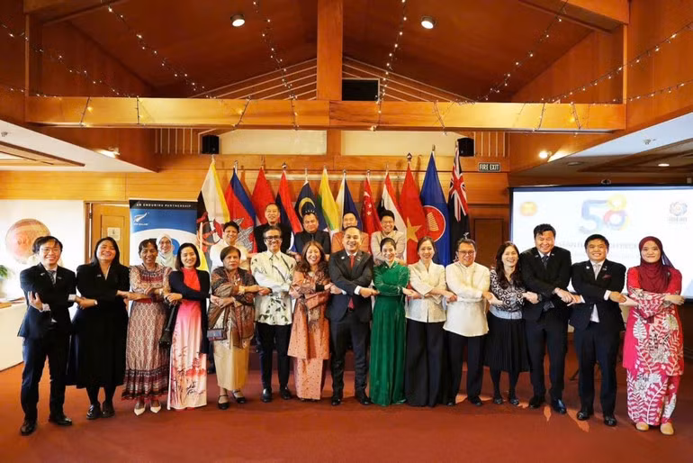 设在新西兰威灵顿的东盟各成员国代表机构、使节代表和作为观察员的东帝汶代表拍纪念照。