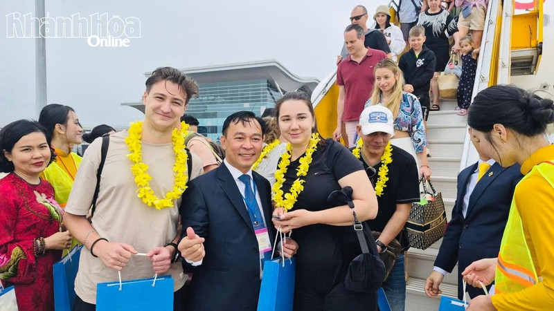 庆和省投资贸易旅游促进中心领导向游客赠送礼物。（图片来源：baokhanhhoa.vn）