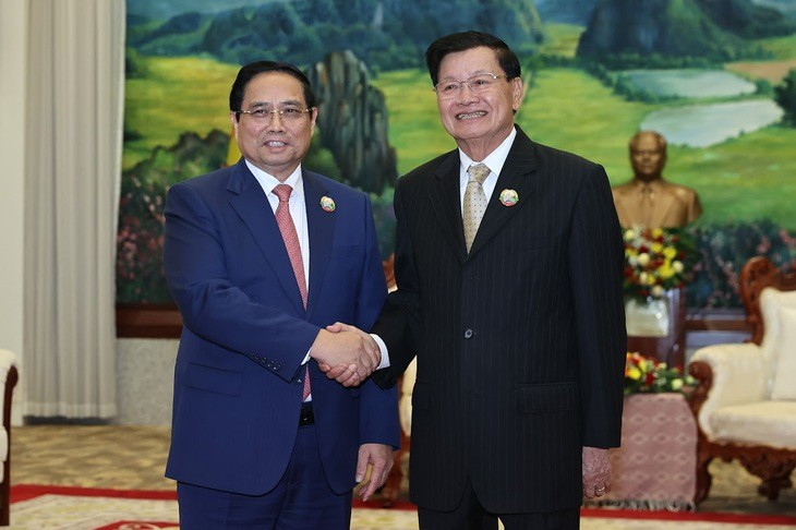 越南政府总理会见老挝人民革命党中央总书记、国家主席通伦·西苏里。（图片来源：baochinhphu.vn）