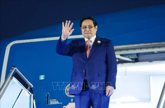 越南政府总理范明正抵达河内，圆满结束对老挝的访问。（图片来源：越通社）