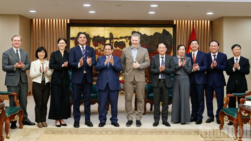 范明正总理，瑞典驻越南大使和SYRE集团总裁和各位代表合影。