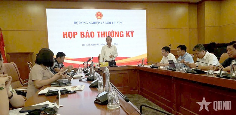 冯德进副部长在农业与环境部例行记者会上发表讲话。（图片来源：qdnd.vn）