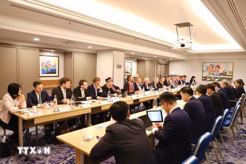 越南与德国9月30日在法兰克福举行座谈会，讨论越南国际金融中心建设及加强双边经济合作等问题。（图片来源：越通社）