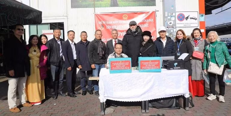 旅居德国越南人参加募捐活动，支援遭受越南第10号台风影响的国内同胞。