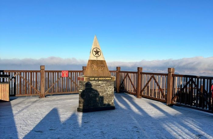 2025年圣诞节霜冰覆盖番西邦峰。（图片来源：baomoi.com）