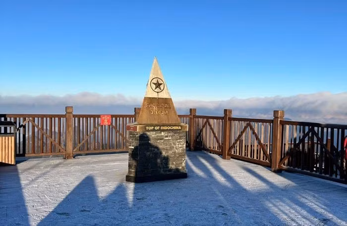 2025年圣诞节霜冰覆盖番西邦峰。（图片来源：baomoi.com）