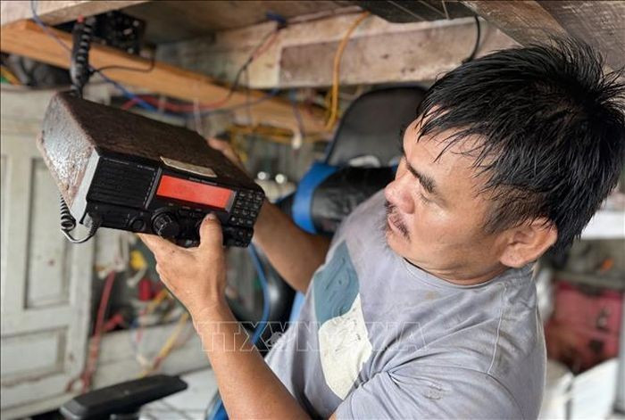 富安坊渔民出海前检查航程监控设备。（图片来源：越通社）