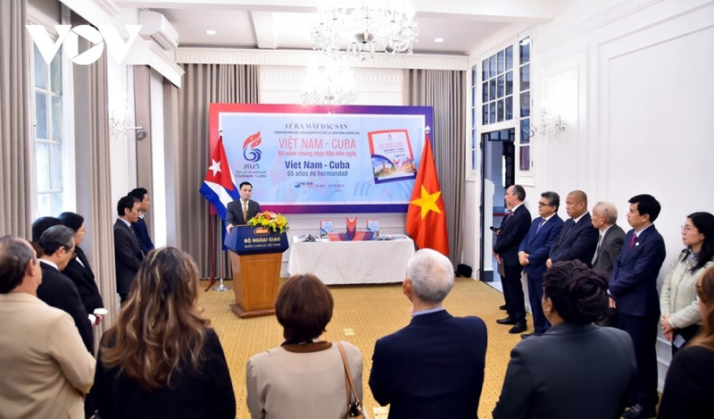 《越南—古巴：65年友谊同心脉动》特刊发布仪式。（图片来源：vov.vn）