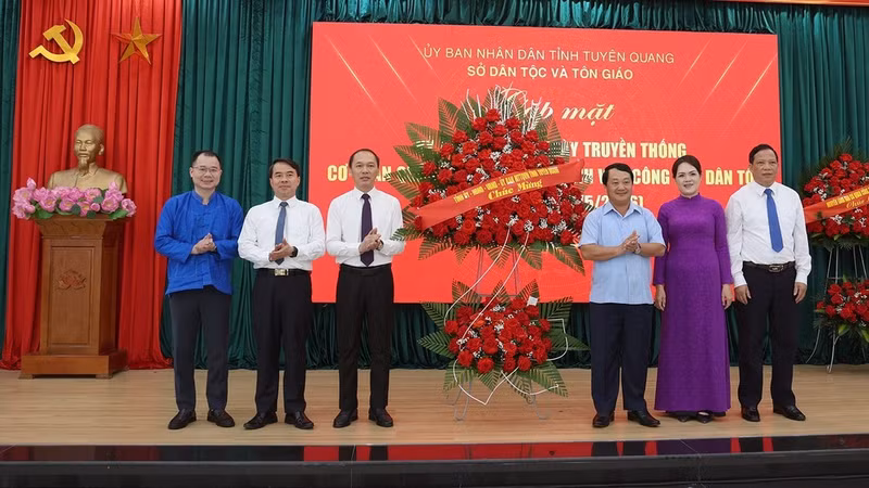 宣光省委书记侯阿令向宣光省民族宗教厅领导赠送鲜花，表示祝贺。