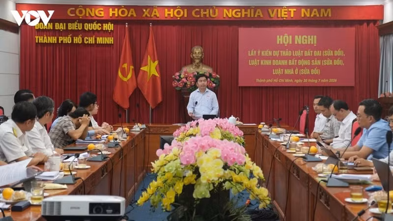 胡志明市国会代表团于7月30日举行的《土地法（修正案）》、《房地产经营法（修正案）》、《住房法（修正案）》草案意见征求会议。（图片来源：vov.vn）
