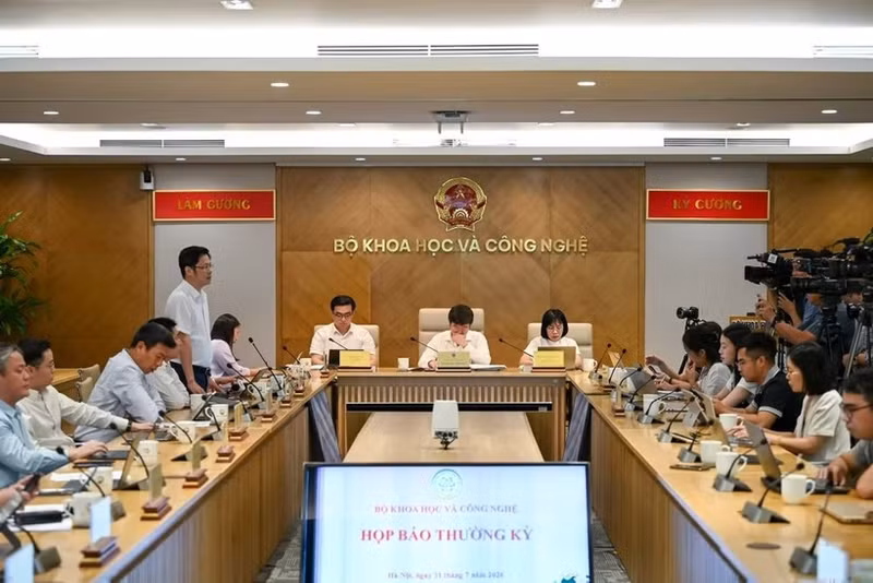越南科技部举行的2026年7月例行新闻发布会场景。（图片来源：越通社）