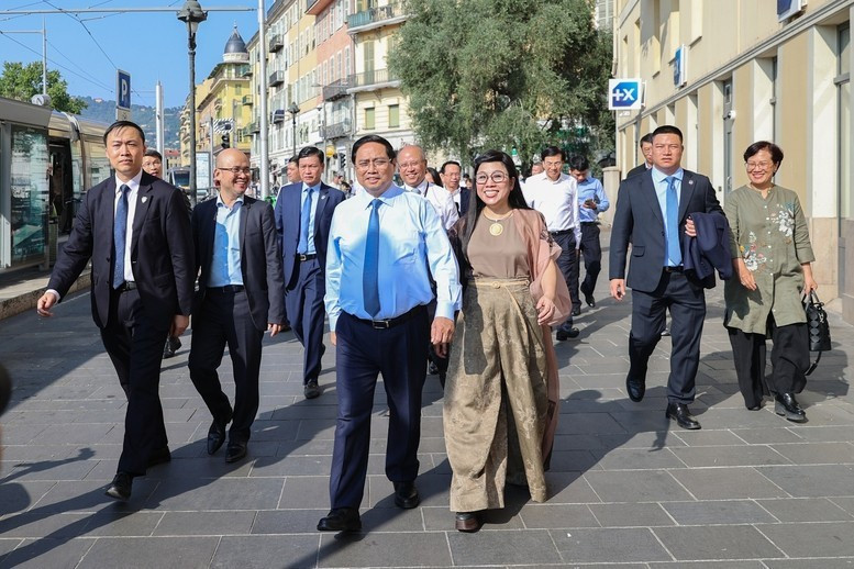 越南政府总理范明正与夫人一行参观尼斯老城区。（图片来源：越通社）