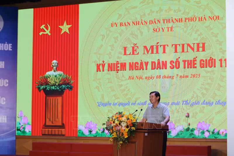 河内市卫生局副局长陈文忠发表讲话。（图片来源：chinhsachcuocsong.vnanet.vn）