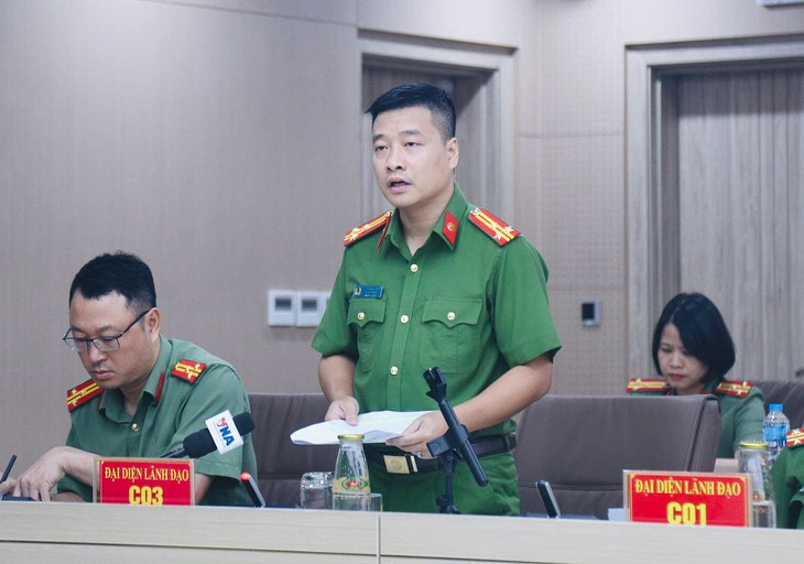反腐败和经济犯罪调查警察局（C03）副局长武清松中校回答新闻媒体机构记者的提问。（图片来源：tuoitre.vn）