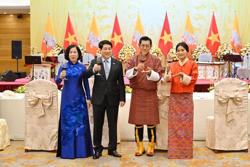 越南国家主席梁强和夫人为不丹国王吉格梅和王后访越举行招待会。