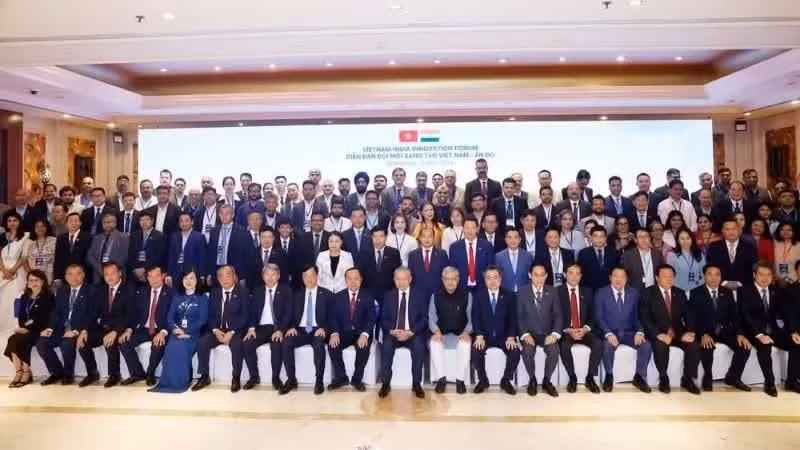 越共中央总书记、国家主席苏林同各位代表出席5日6月举行的越印创新论坛。