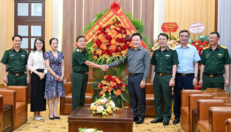 越南人民军总政治局副主任张天苏中将率领中央军委工作代表团向潘文雄副总编辑和《人民报》社工作人员集体表示祝贺。