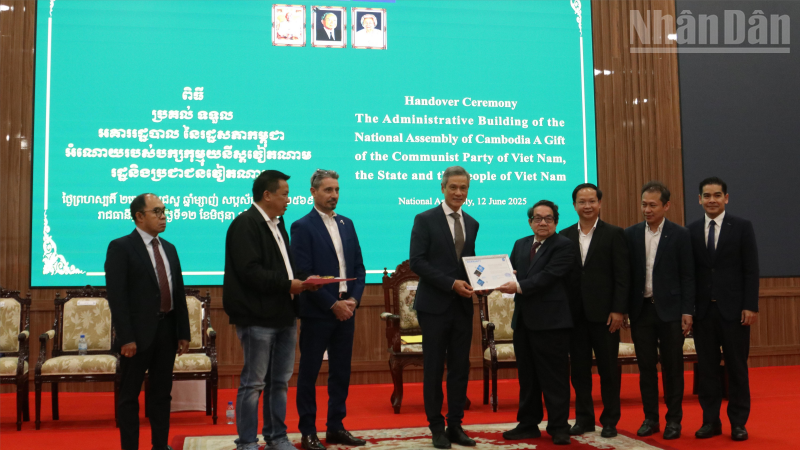越南援建的柬埔寨国会行政办公楼移交仪式。