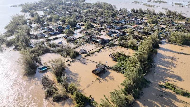 受第10号台风影响，河静省许多居民区被洪水淹没。