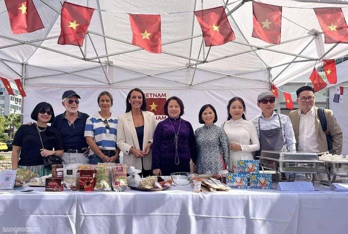 希腊比雷埃夫斯市领导和越南驻希腊大使馆代表在越南美食展位合影。（图片来源：baomoi.com）