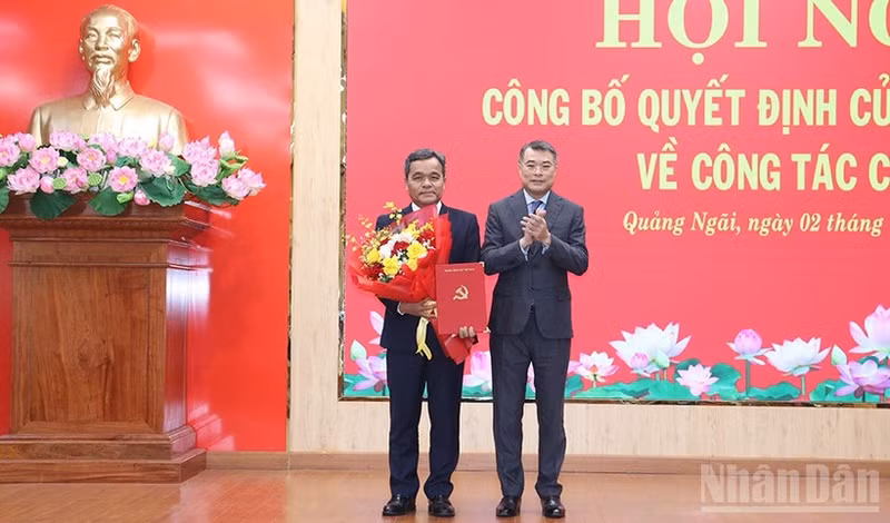 越共中央政治局委员、中央书记处书记、中央组织部部长黎明兴向越共中央委员、民族与宗教部常务副部长胡文年颁发任命书。