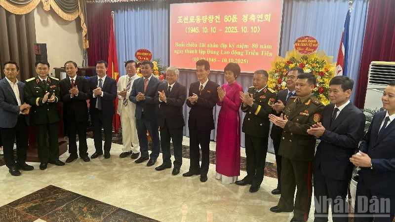 双方代表合影。