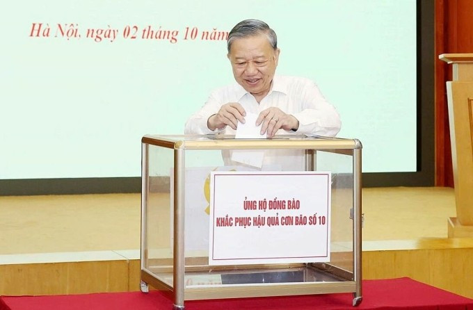 苏林总书记为支援第10号台风受灾群众捐款。