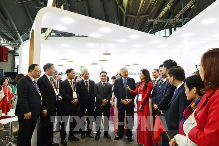 阮和平副总理参观越南国家银行展位。（图片来源：越通社）
