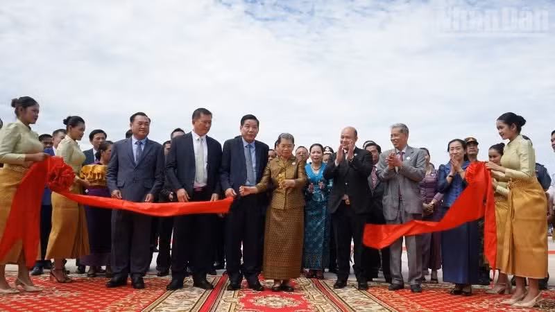 梅森安先生和阮文熊上将参加越柬友谊纪念碑落成剪彩仪式。