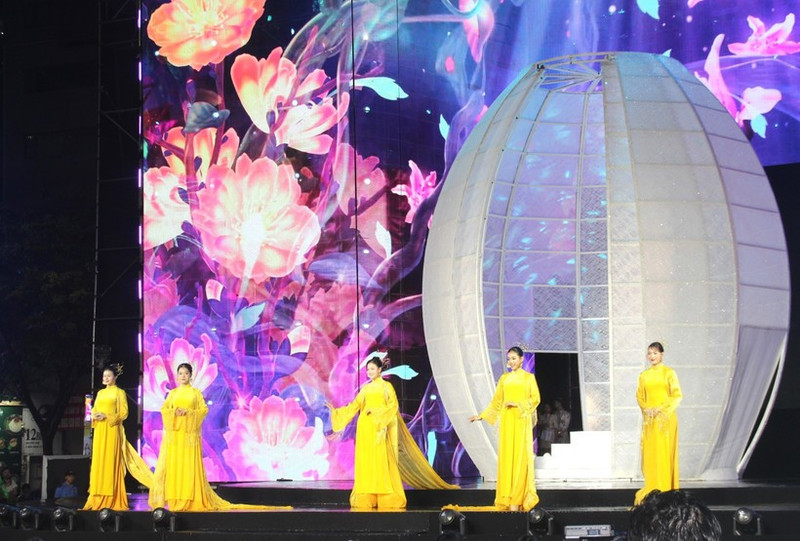 第十二届胡志明市奥黛节精彩开幕。（图片来源：越通社）