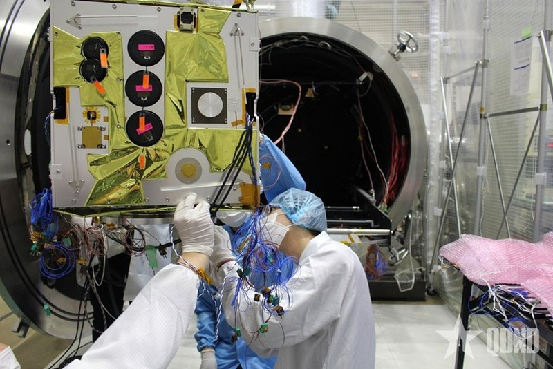 越南航天中心在日本进行的卫星测试活动。（图片来源：qdnd.vn）