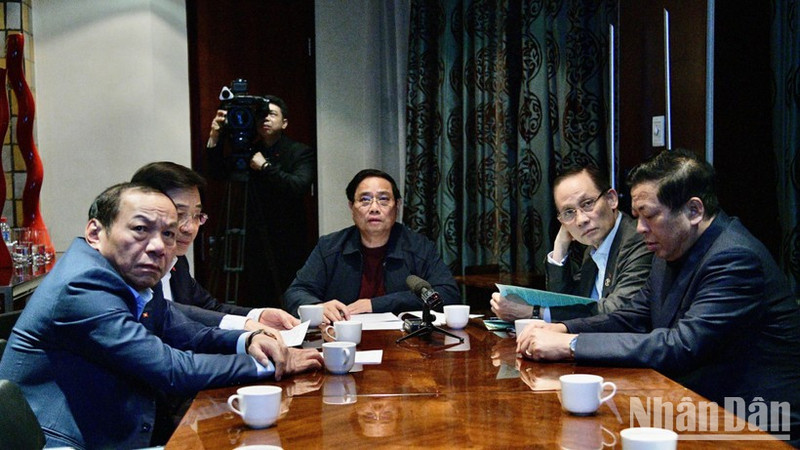 越南政府总理范明正从南非主持召开关紧急视频会议。