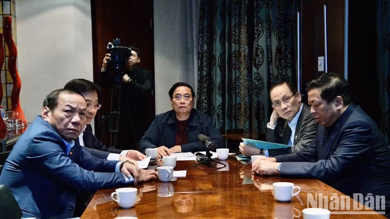 越南政府总理范明正从南非主持召开关紧急视频会议。