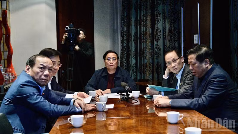 越南政府总理范明正从南非主持召开关紧急视频会议。