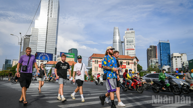 附图：越南迎来大量外国游客。
