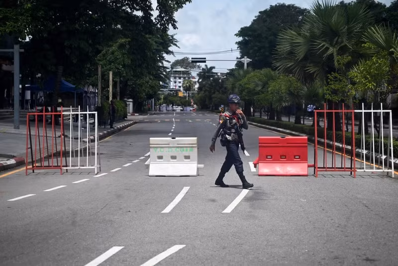 2022年7月19日，安全部队在缅甸仰光街头站岗。（图片来源：越通社）