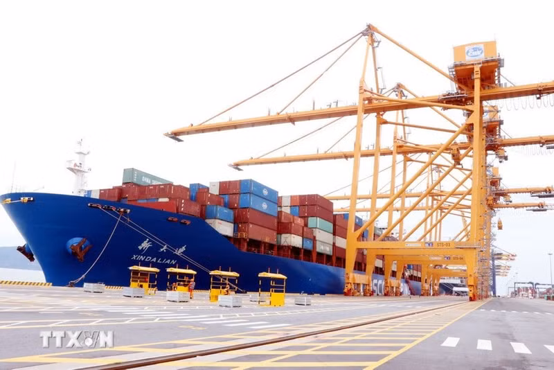 运载第200万个集装箱的船停靠海防港。（图片来源：越通社）