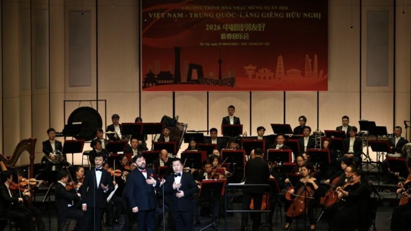 越中两国著名艺术家参加演出。