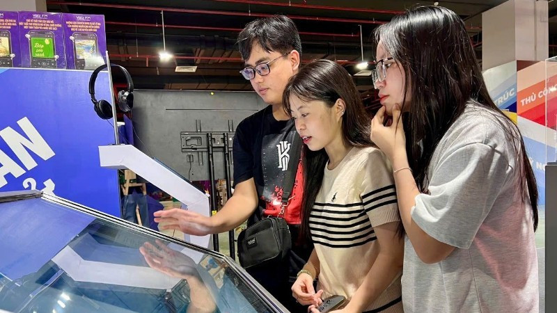 附图：读者体验电子书。