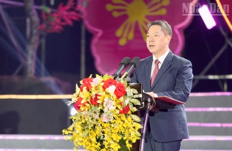 谅山省省委委员、省人民委员会副主席段青山发表讲话。