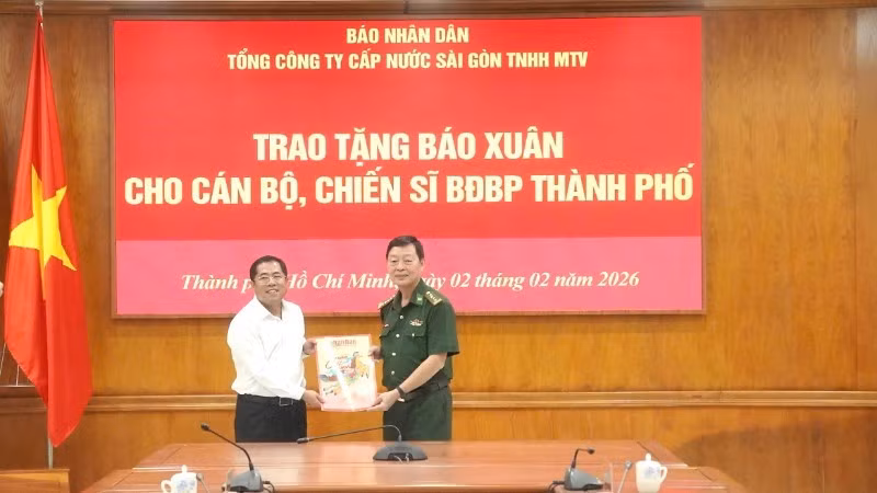 西贡供水总公司领导向胡志明市边防部队战士赠送2026年丙午年春节特刊。