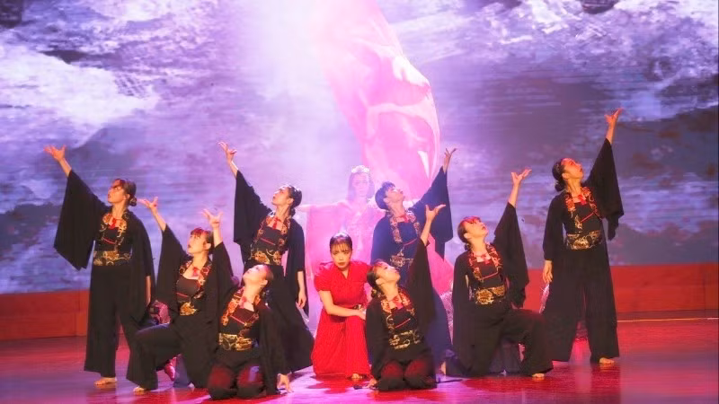 由日本艺术家演出的文艺节目。