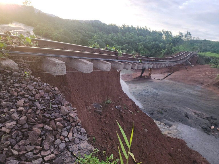 第13号风暴对广义至绥和铁路路段造成了严重破坏。