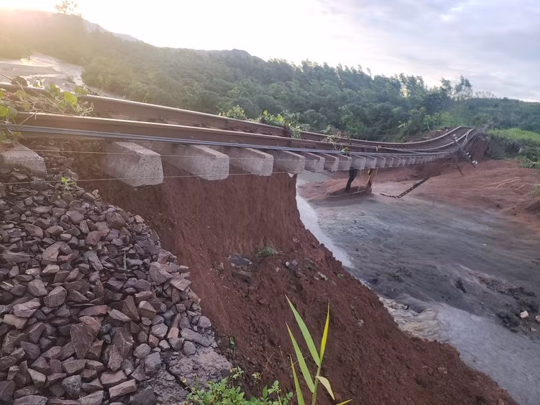 第13号风暴对广义至绥和铁路路段造成了严重破坏。