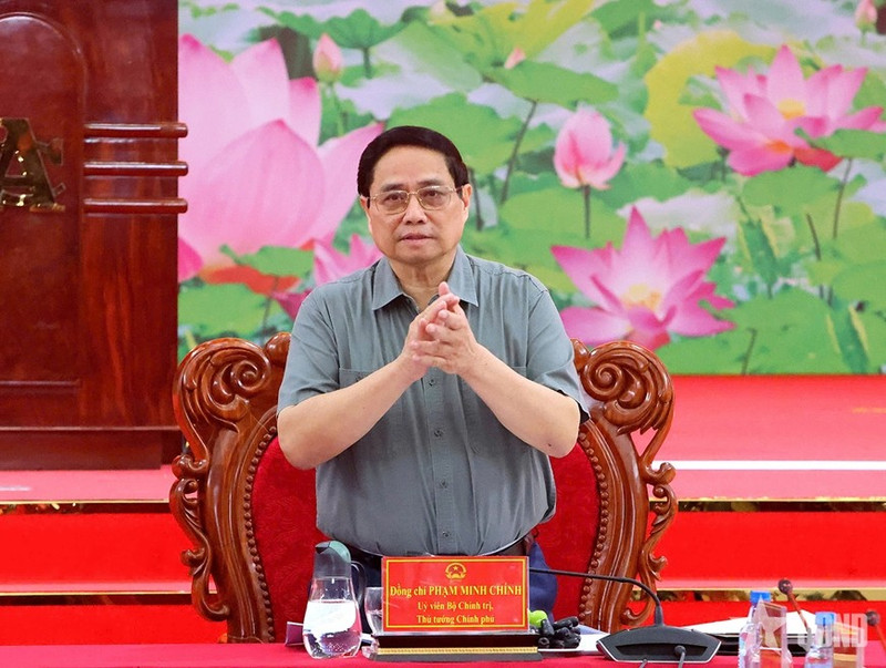 范明正总理主持会议。（图片来源：qdnd.vn）