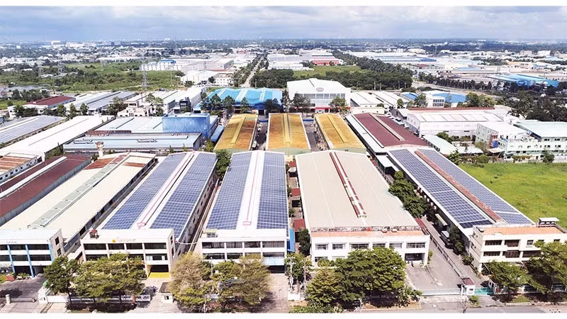 在胡志明市新造工业区的企业安装屋顶太阳能。
