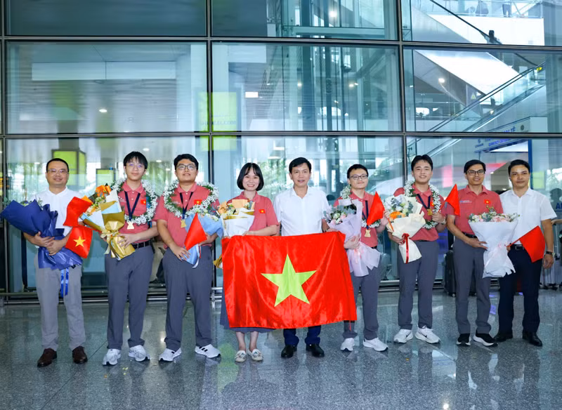 参加第57届国际化学奥林匹克竞赛的越南学生代表队已抵达内排国际机场。