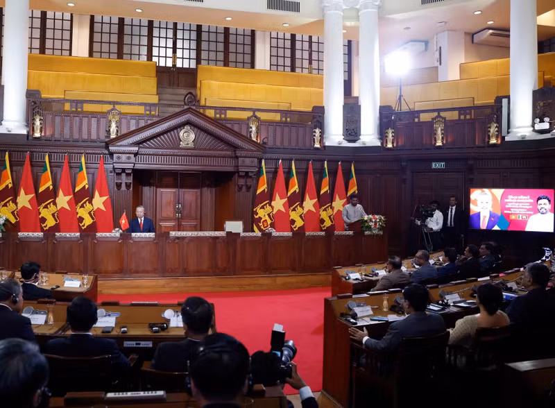 越共中央总书记、国家主席苏林同斯里兰卡总统阿努拉·库马拉·迪萨纳亚克召开记者会。